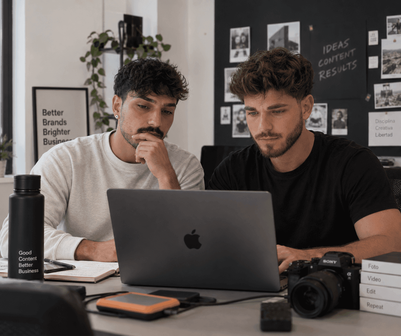 Rubén Góngora y Robert Aszalos trabajando juntos en el estudio de SomosFocusMedia